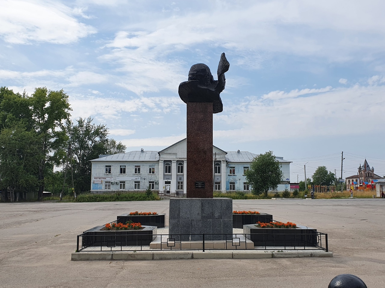 Площадь Героя Советского Союза В.И. Елькина: памятник Герою Советского  Союза В.И. Елькину